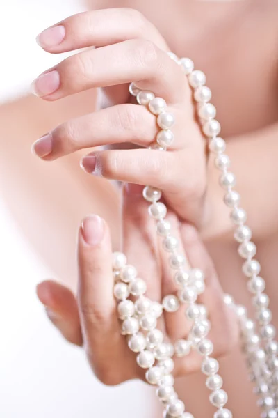 在妇女的手中的珍珠 — 图库照片