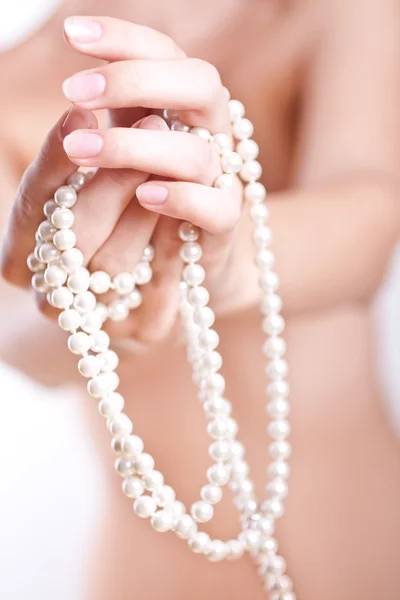 Perles dans les mains des femmes — Photo