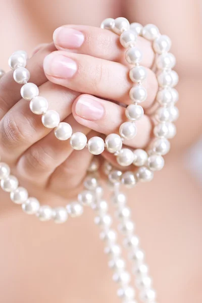 在妇女的手中的珍珠 — 图库照片