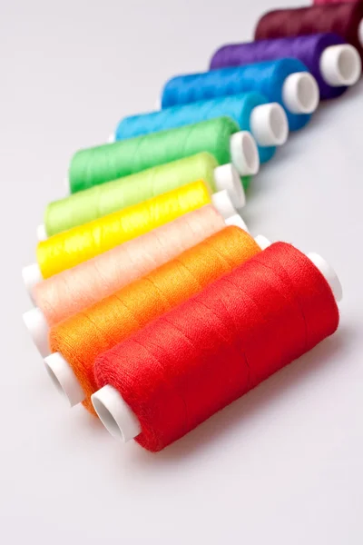 Gekleurde draad voor het naaien — Stockfoto