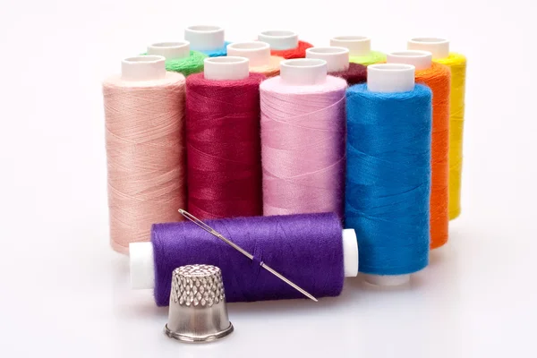 Hilo de color para coser con aguja y dedal — Foto de Stock