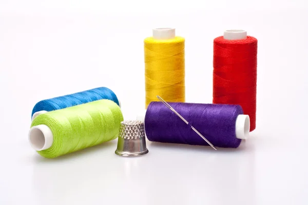 Colored thread for sewing with needle and thimble — Stock Photo, Image