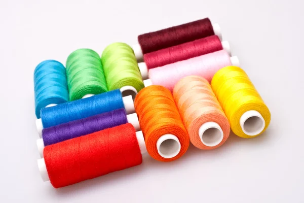 Hilo de color para coser — Foto de Stock