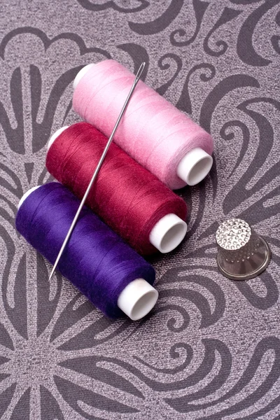 Linha colorida para costura com agulha e dedal — Fotografia de Stock