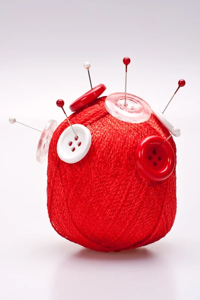 Pinos em bola de lã com botões — Fotografia de Stock