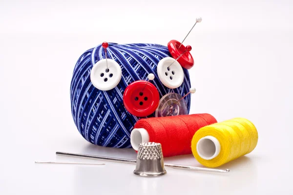 Spille in palla di lana con bottoni — Foto Stock