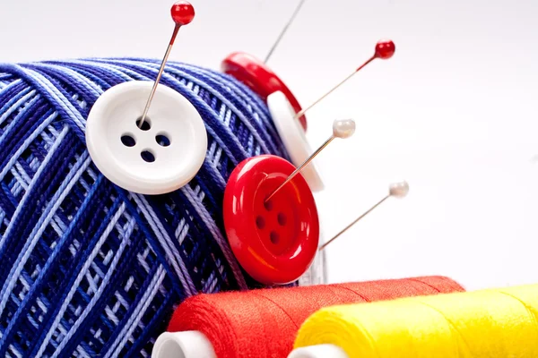 Pinos em bola de lã com botões — Fotografia de Stock