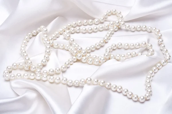 白色缎面作为背景上的珠宝 — 图库照片