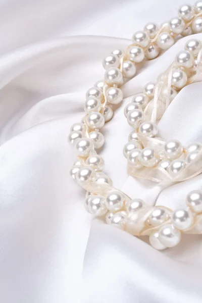Bijoux sur satin blanc — Photo