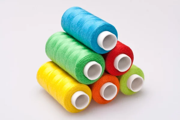 Gekleurde draad voor het naaien — Stockfoto