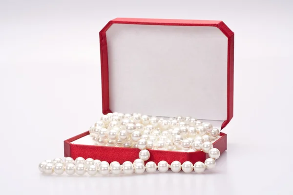 Perles dans une boîte rouge — Photo