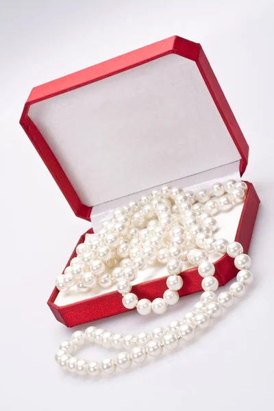 Perlas en una caja roja —  Fotos de Stock
