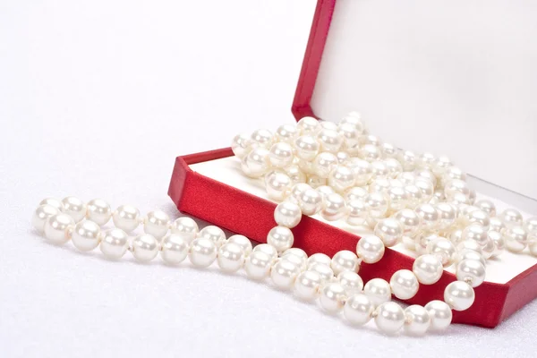 Perlen in einer roten Schachtel — Stockfoto