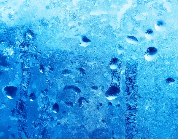 Gotas de água congeladas no vidro de inverno — Fotografia de Stock