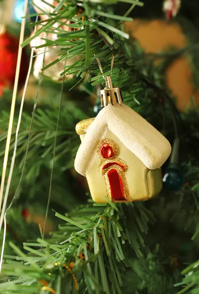 家の形でのクリスマスのおもちゃ — ストック写真