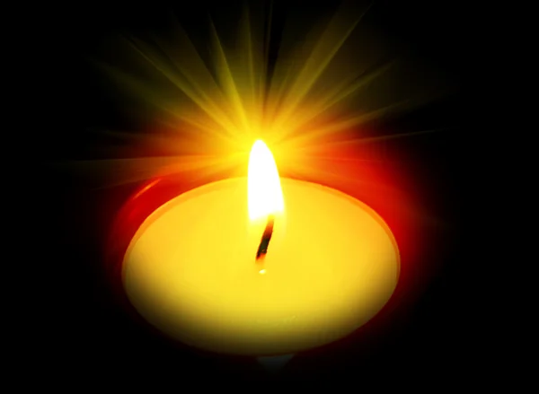 Hořící svíčka ve tmě — Stock fotografie