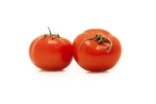 Beyaz arkaplanda iki kırmızı domates — Stok fotoğraf