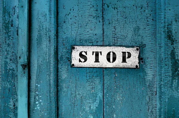 A sign saying ''stop''on the grunge wooden background — Stock Photo, Image