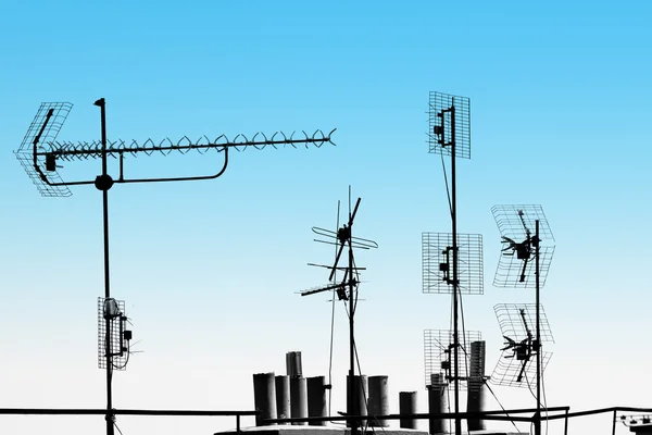 Antennák és a csövek a tetőn — Stock Fotó