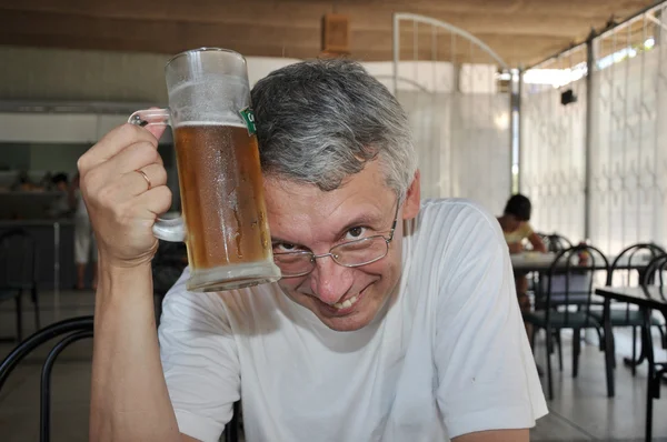 Весёлого Седого Мужчину Стаканом Пива Летом Стоковое Фото