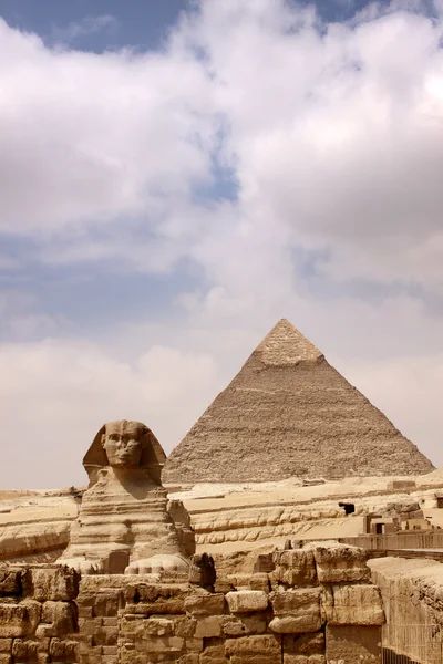 Σφίγγα και στην μεγάλη πυραμίδα — Φωτογραφία Αρχείου