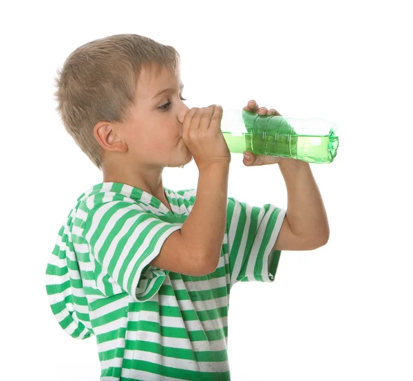 男孩饮水 — 图库照片