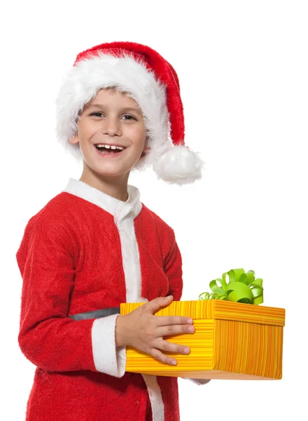男孩抱着一份圣诞礼物 — 图库照片