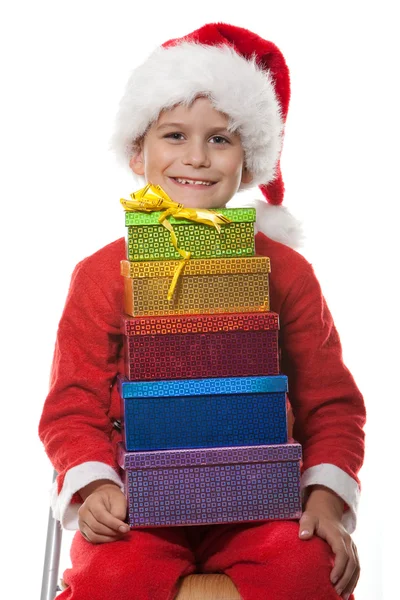 Boy memegang hadiah Natal — Stok Foto