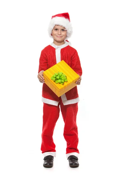 男孩抱着一份圣诞礼物 — 图库照片
