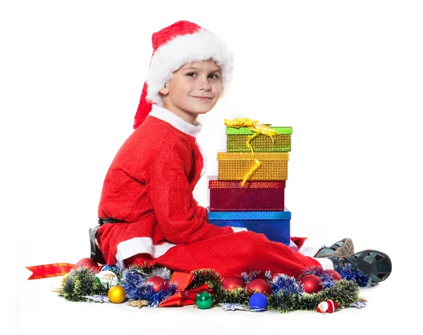 Хлопчик тримає різдвяний подарунок — стокове фото
