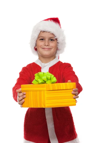 Ragazzo in possesso di un regalo di Natale — Foto Stock