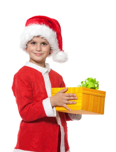 Chłopiec trzyma prezent na Boże Narodzenie — Zdjęcie stockowe