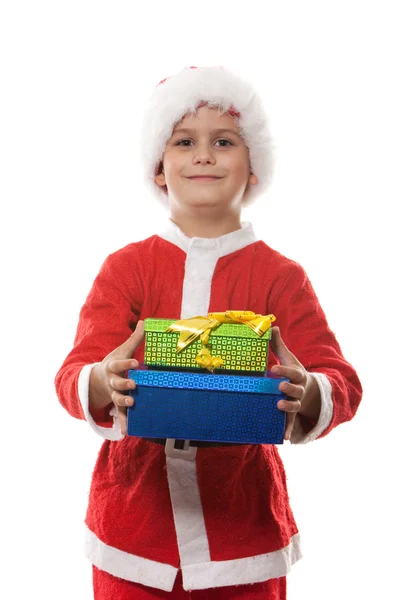 Мальчик держит рождественский подарок — стоковое фото