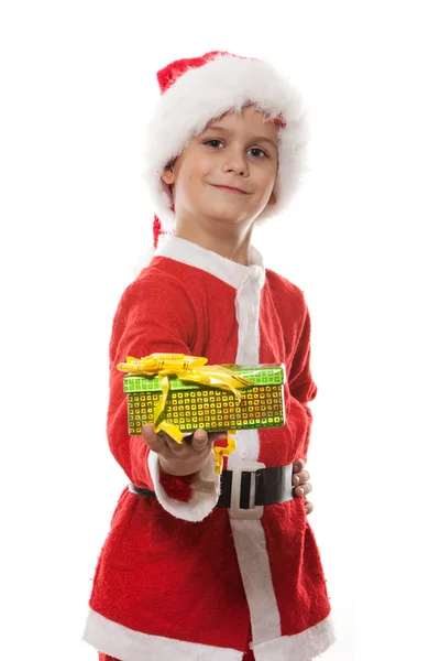 Bir Noel hediyesi tutan çocuk — Stok fotoğraf