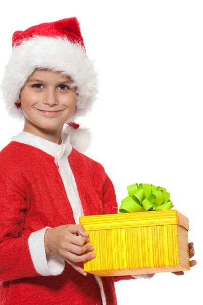 Niño sosteniendo un regalo de Navidad —  Fotos de Stock
