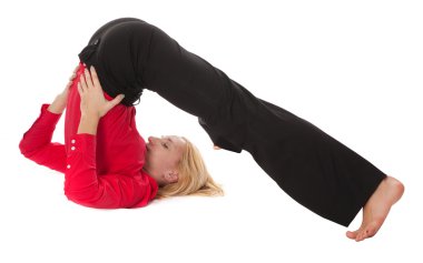Yoga uygulamak. genç iş kadını