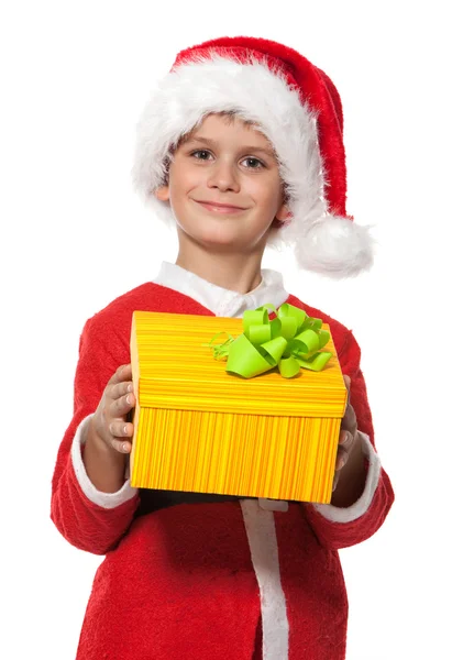 Menino segurando um presente de Natal — Fotografia de Stock