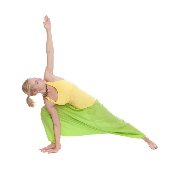 Pratico Yoga. Giovane donna d'affari — Foto Stock