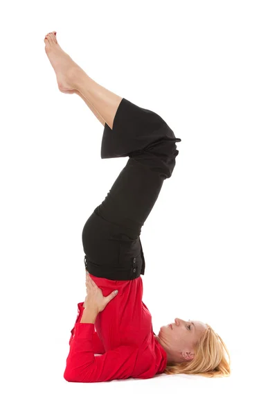 Yoga praktizieren. Jungunternehmerin — Stockfoto