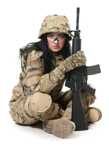 美しい軍ライフルを持つ女の子 — ストック写真