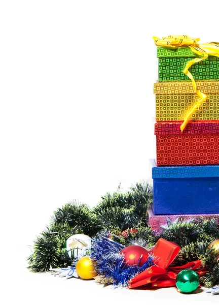 クリスマスの装飾と白い背景の上のギフト — ストック写真