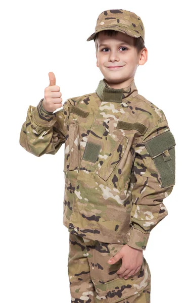 兵士を敬礼します 白で隔離される兵士のような服を着て少年 — ストック写真