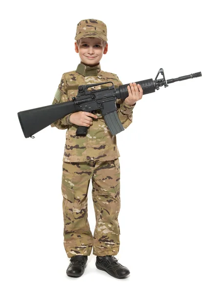 Genç Çocuk Üzerinde Beyaz Izole Tüfekle Asker Gibi Giyinmiş — Stok fotoğraf