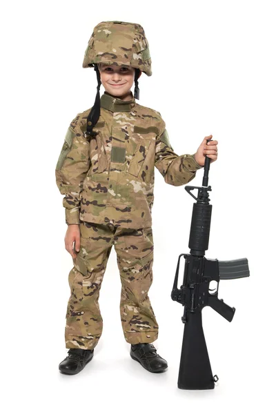 小男孩穿得像一个士兵用步枪上白色隔离 — 图库照片