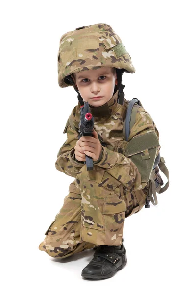 Joven soldado con rifle — Foto de Stock