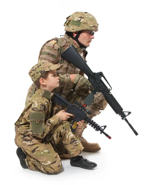 军事父亲和儿子在白色背景上孤立 — 图库照片