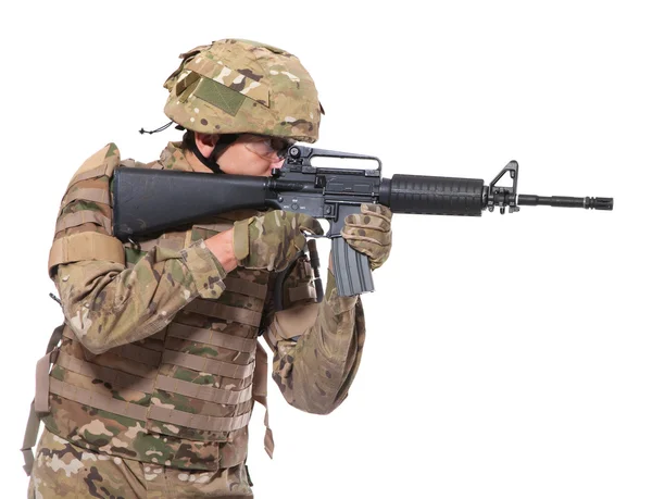 现代士兵用步枪在白色背景上孤立 — 图库照片