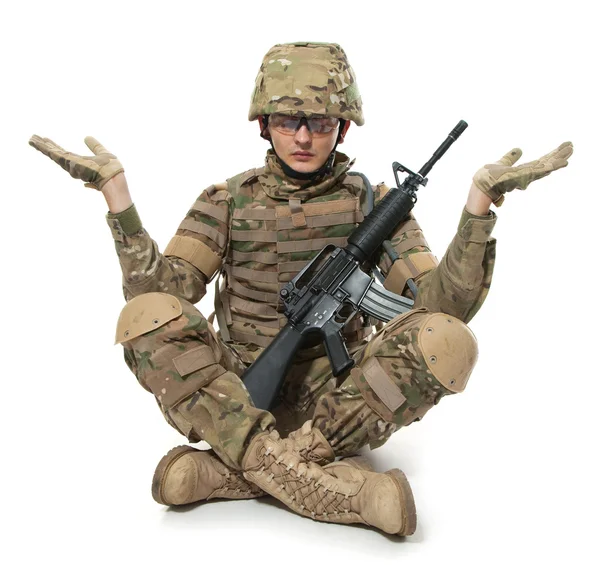 Soldado Moderno Meditar Isolado Sobre Fundo Branco — Fotografia de Stock