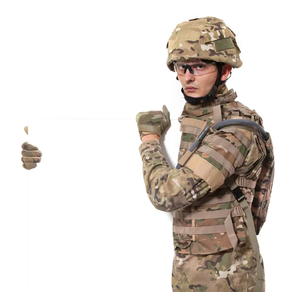 Soldado moderno segurando um pôster — Fotografia de Stock