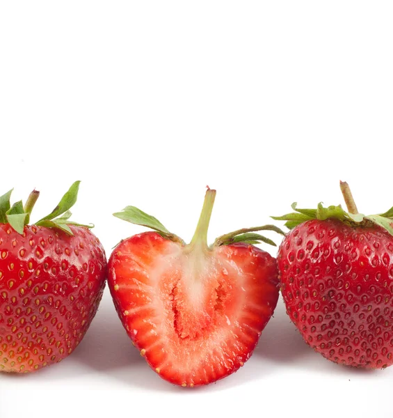 Erdbeeren schneiden — Stockfoto